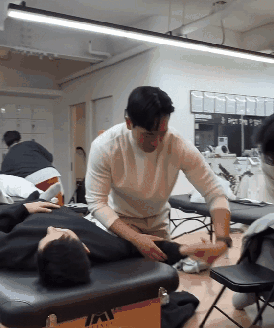 팔 관절 움직임을 평가하는 실습 현장