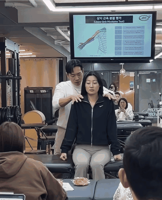 상지 근육 분절 평가를 시연하는 강의 현장