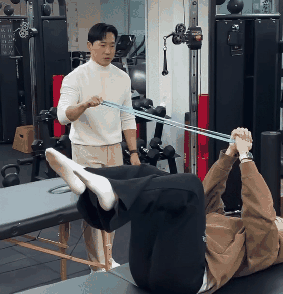 밴드를 활용한 단계별 운동 시연