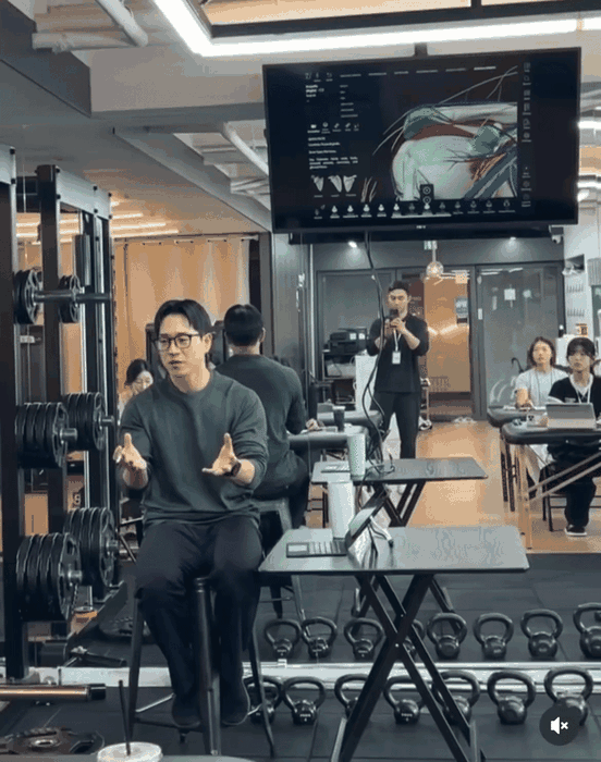 해부학 자료를 바탕으로 설명하는 세미나 현장